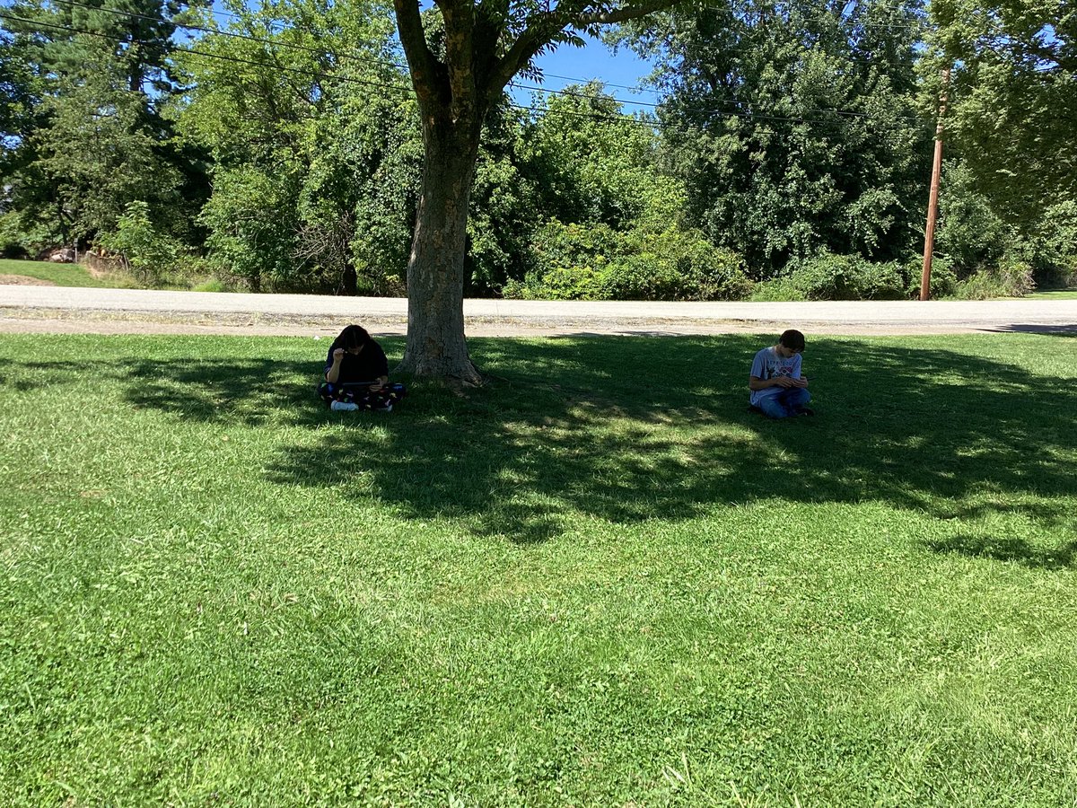MrsBrinkEF's tweet image. Writer’s Workshop classes enjoyed an outdoor writing project on this beautiful day! #sensory details #descriptive writing @MsDThompson2 @MrChairge @EFMSWarriors