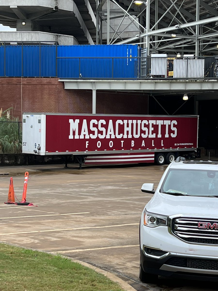 5CollegeMovers's tweet photo. Letβs goooooo! @UMassFootball #officialmovers πͺππ https://t.co/O6LpI03WKQ