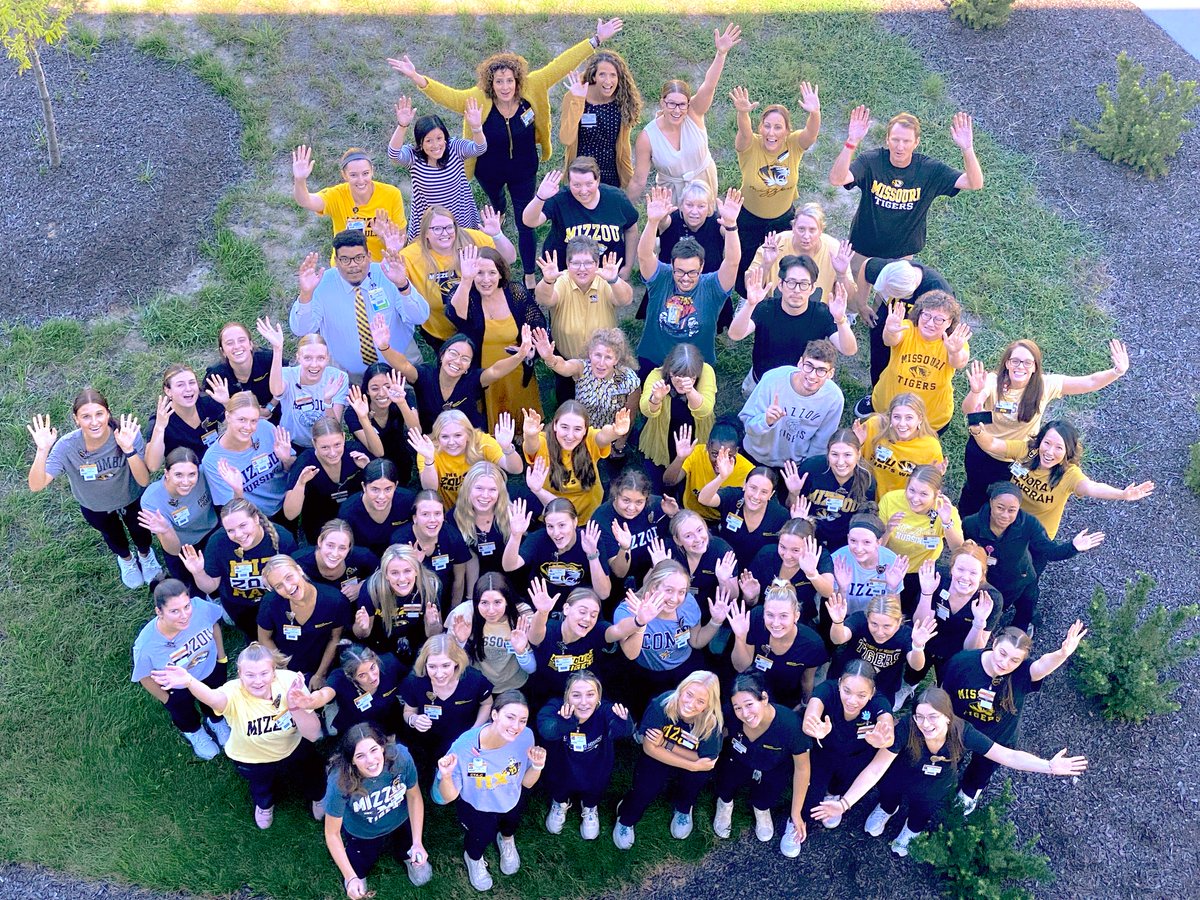 #MizzouNursing knows how to Fan Out Loud on #CollgeColorsDay! <a href="/Mizzou/">Mizzou</a> M-I-Z!