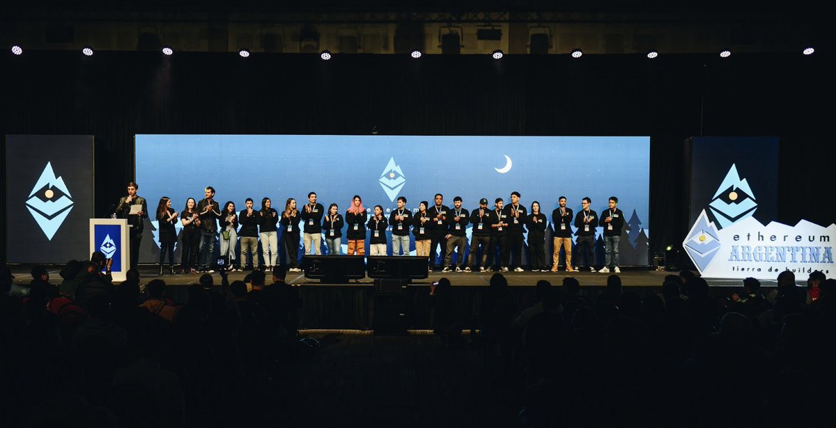 0xlengo's tweet photo. Hay que destacar el trabajo de los voluntarios, la lista es enorme y nunca se los nombran a todos, acá esta la foto final en el evento🙌 Gracias por su trabajo🫶 https://t.co/Se0ou5lzWr