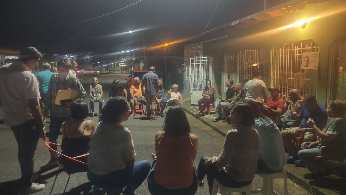 VenteVMonagas's tweet photo. Encuentro de estrategia y organización con el Voluntariado de #Fundemos.
@fariasjesusven enlace Mpal del #ComandoMaríaCorina en #Maturín encabezó el acto.
Seguimos ratificando el compromiso y la lucha que tenemos junto con nuestra líder @MaríaCorinaYa
¡Vamos #HastaElFinal! 🇻🇪 https://t.co/uSeOeB69NC