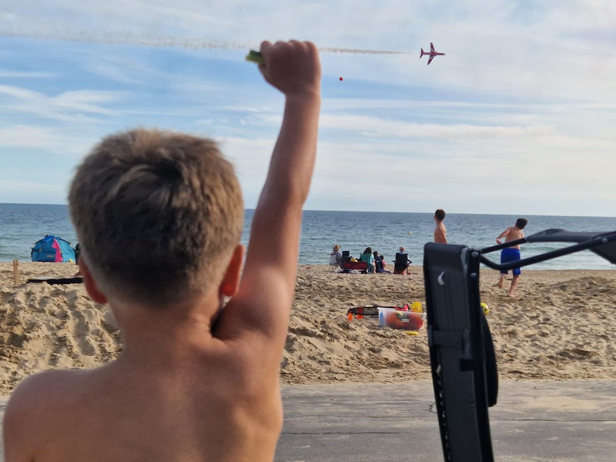 Tom Hutley 〓〓 (@drthutley) on Twitter photo He almost caught it in his hand but the red arrow was a bit too fast. <a href="/rafredarrows/">Red Arrows</a> <a href="/BmthAirFest/">Bournemouth Air Festival</a> #redarrows #bournemouthairfestiva He almost caught it in his hand but the red arrow was a bit too fast. <a href="/rafredarrows/">Red Arrows</a> <a href="/BmthAirFest/">Bournemouth Air Festival</a> #redarrows #bournemouthairfestiva