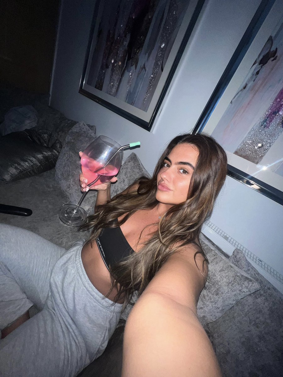 lauramaywatson's tweet photo. 🍷🍷🍷 https://t.co/LNixhUZIcP