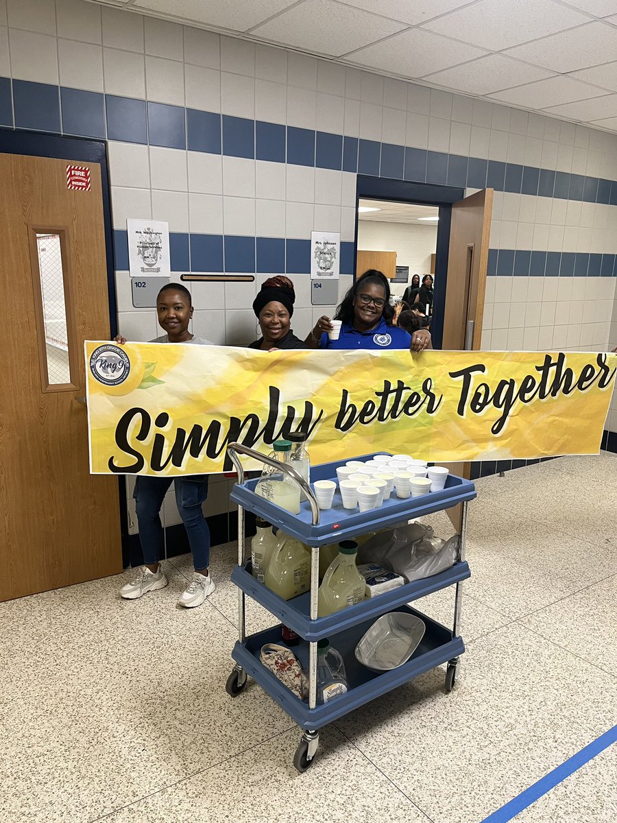 CEKing9thCampus's tweet photo. Kicking off our weekend with Lemonade for Labor Day! #SimplyBetterTogether π https://t.co/HNMjGiPhiE