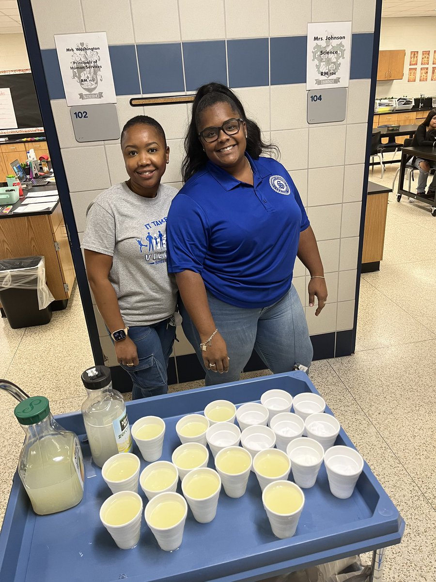 CEKing9thCampus's tweet photo. Kicking off our weekend with Lemonade for Labor Day! #SimplyBetterTogether π https://t.co/HNMjGiPhiE