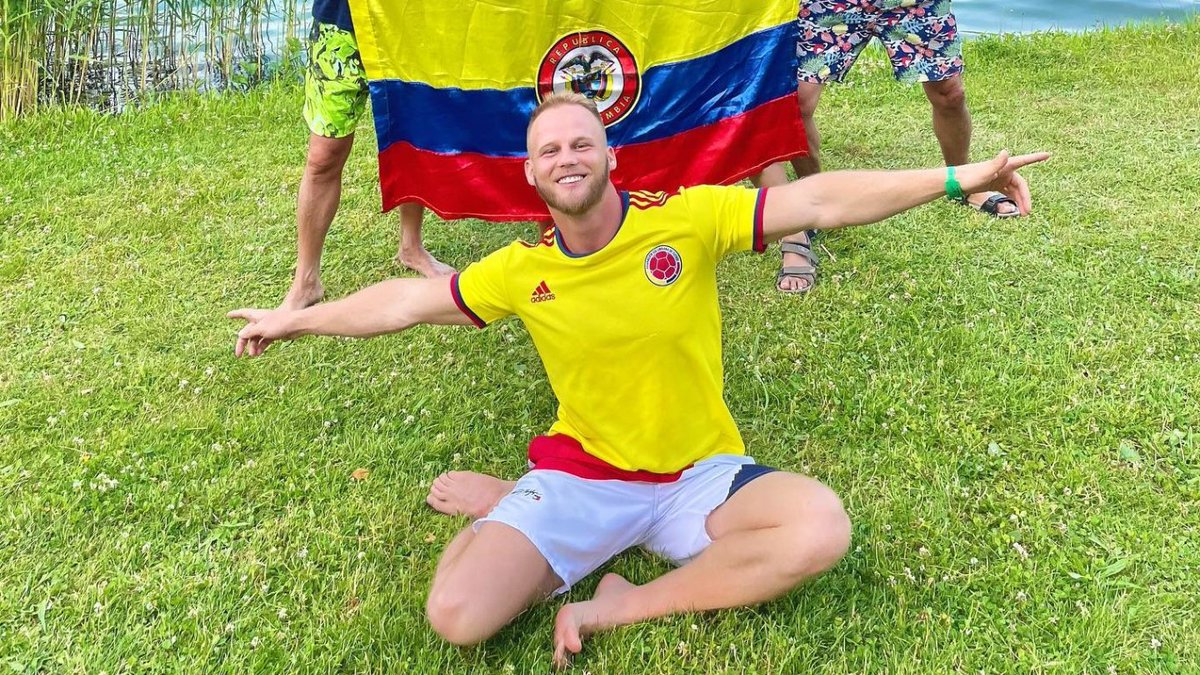 codiguillos's tweet photo. ¡Qué dificil es hacer empresa en Colombia!

Por un lado, a Dominic (el influencer Alemán) le prohiben que use la camiseta de la Selección Colombia.

Entonces decide hacer una camiseta propia, pero la hija de Gustavo Petro le dice que se está "aprovechando" de los colores patrios para enriquecerse.

A lo que Dominic le responde que él no se está aprovechando de Colombia, que todo lo contrario, está creando empleos en Colombia y está pagando impuestos a Colombia.

¿Qué se puede hacer en un país de mayoría resentida que ven a los empresarios y emprendedores como el enemigo?

A Andrea Petro parece que le molesta que Dominic haga negocios; pero la alemana vándala de la primera línea que viene a Colombia a alentar el terrorismo no le desagrada para nada.

Yo prefiero a Dominic que está trabajando por Colombia, que a Rebecca Sprößer, la vándala alemana de la primera línea.