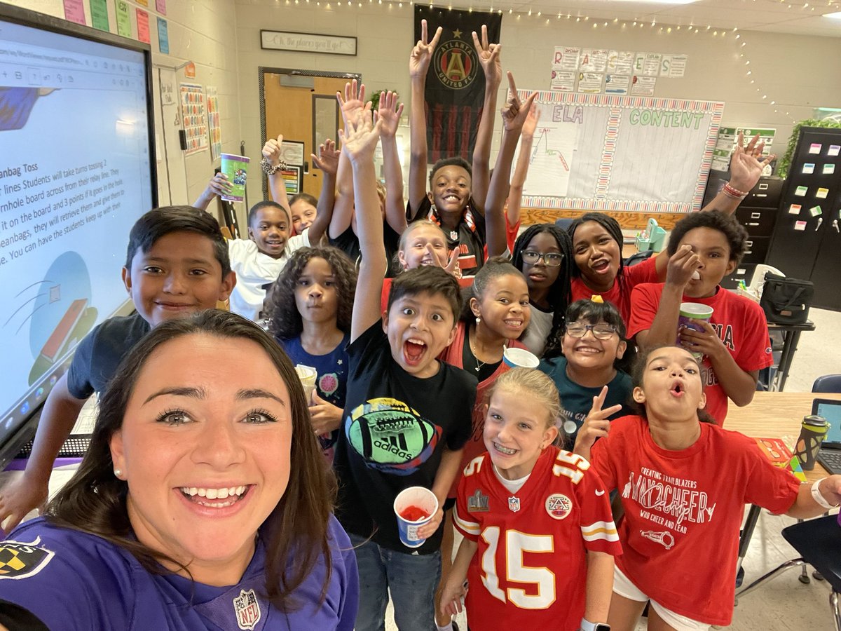 mrsferninfifth's tweet photo. All smiles for a 3 day weekend π #FernFam π₯° https://t.co/EPC6ZPco04