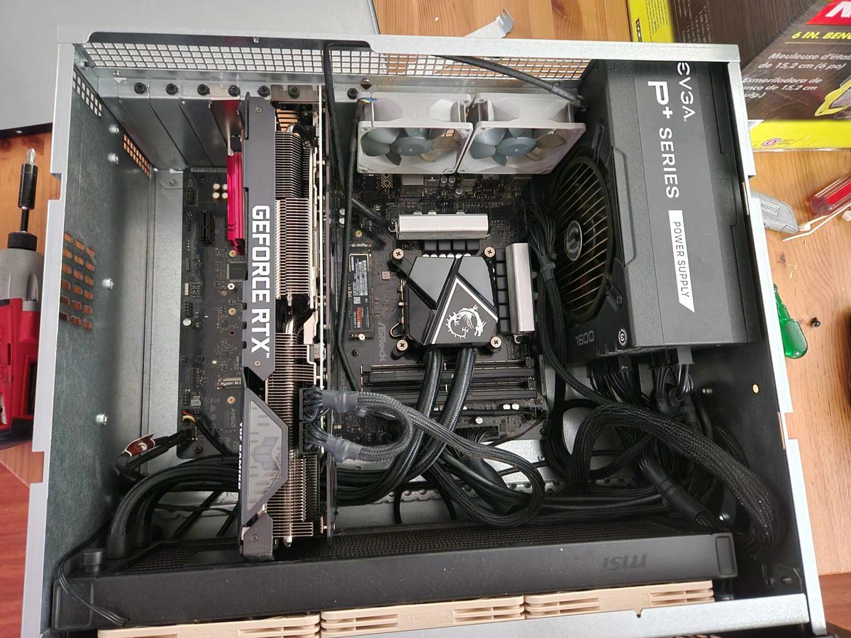 ROFBrokenHalo's tweet photo. Upgraded to 10gigabit switch and in turned upgraded my Gaming, Stream, and Minecraft Server with new NICs! Gaming and Stream PCs go 10gig NICs and the Minecraft server got a 2.5gig NIC. https://t.co/19yDZK13vE
