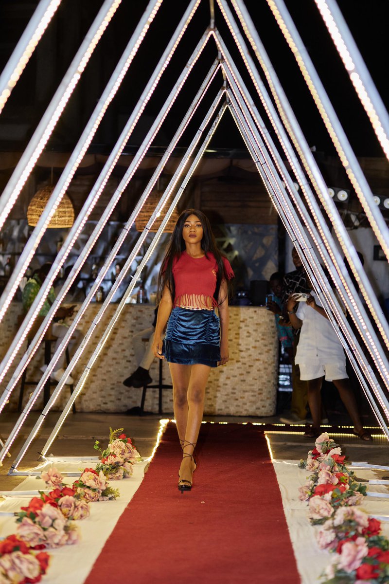 queenkofficialg's tweet photo. The way to do great work is to love what you do.
This is ME
A PROFESSIONAL MODEL 

This was a private show organised for and by a group of people in the diaspora

#follo4folloback 

#kentecouturegh #kentemovement

#Bolgatangagirl
#zuarungufinest
#northerngreatness
#kerenalayine https://t.co/1p6jQklhTp