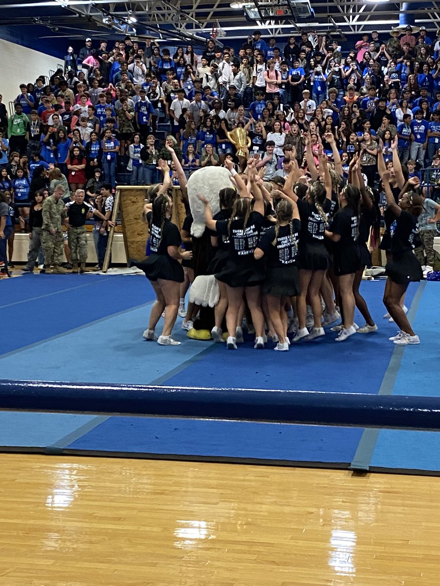 NewCaneyGBB's tweet photo. Love watching our athletes compete in multiple events. Let’s go Big Blue! #Battleline59 https://t.co/PKMAPylE18