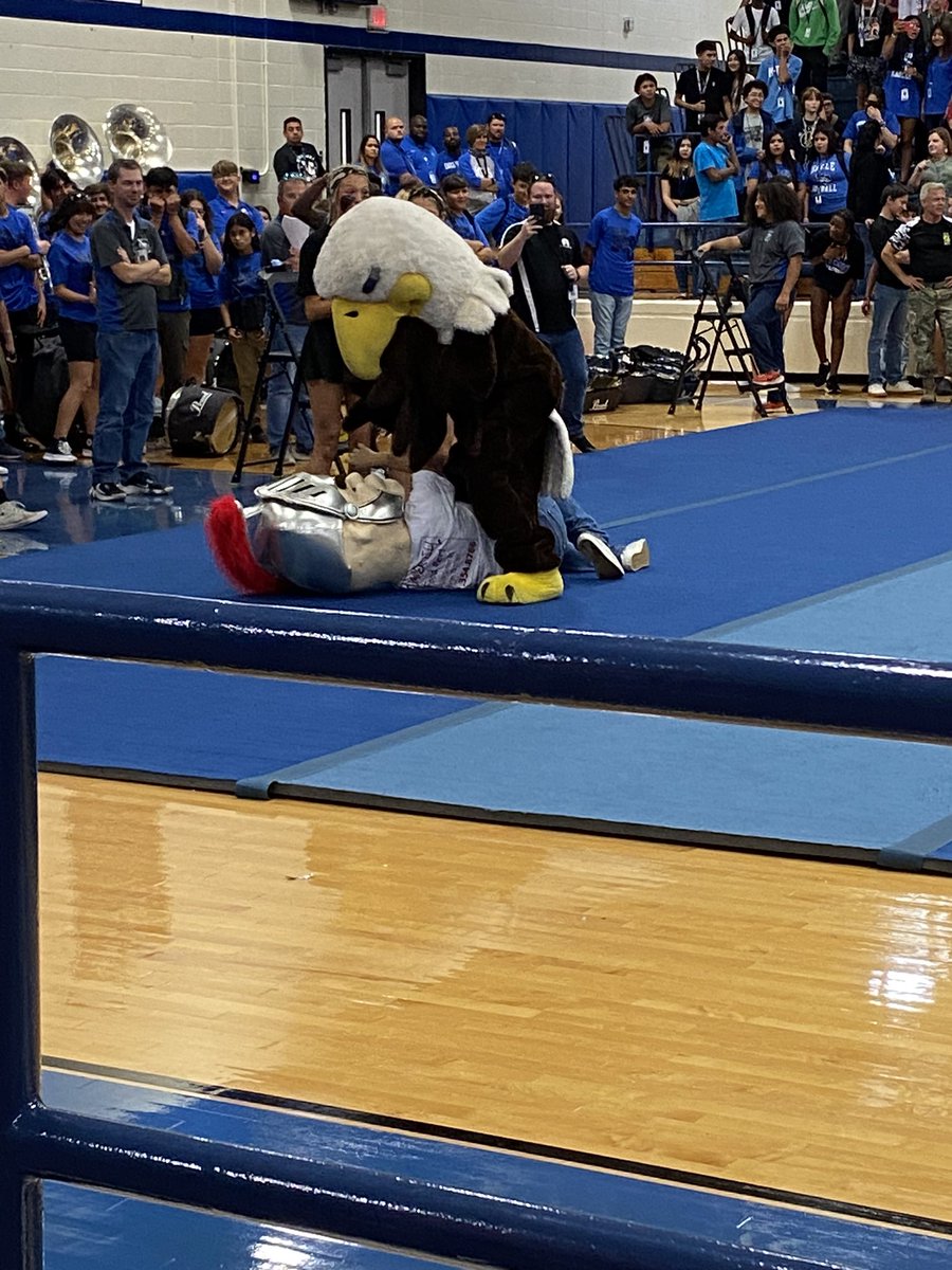 NewCaneyGBB's tweet photo. Love watching our athletes compete in multiple events. Let’s go Big Blue! #Battleline59 https://t.co/PKMAPylE18