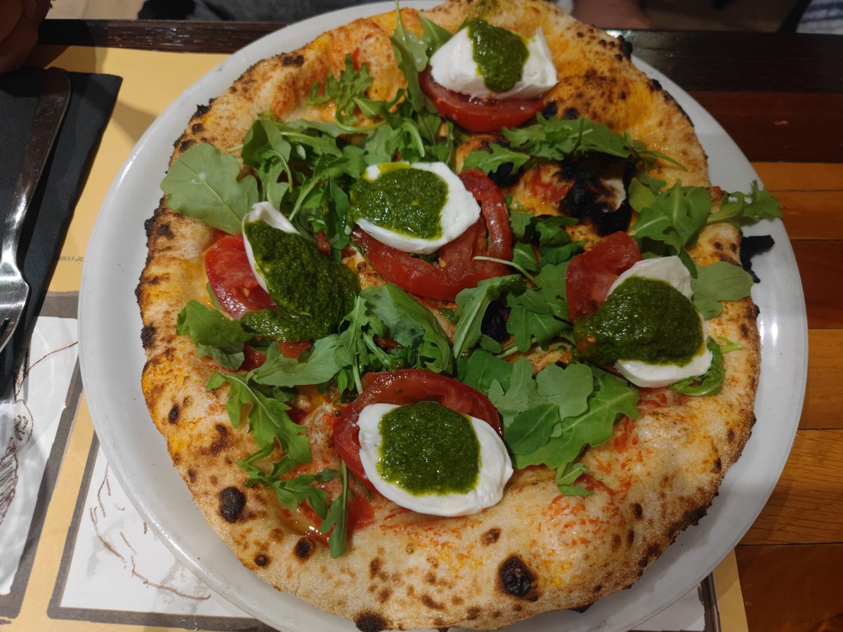 cardargt's tweet photo. Viernes de pizza 🍕

#FratelliLaBuffala #Genova https://t.co/7T4RoeDfpN