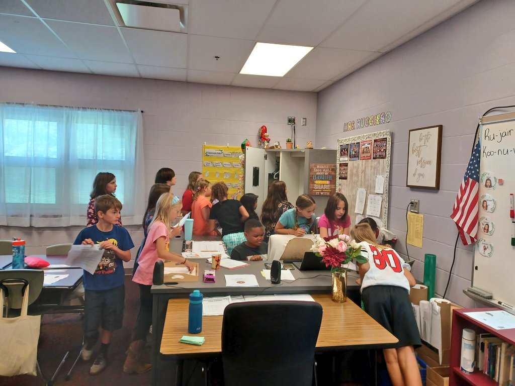 Mrs_Ruggiero1's tweet photo. #4thgraders engaged and using their powers of observation to hunt for clues and learn about their new teacher! #funin4th #theCrestwoodway #everykid #room215 https://t.co/ACxDXAyhbq