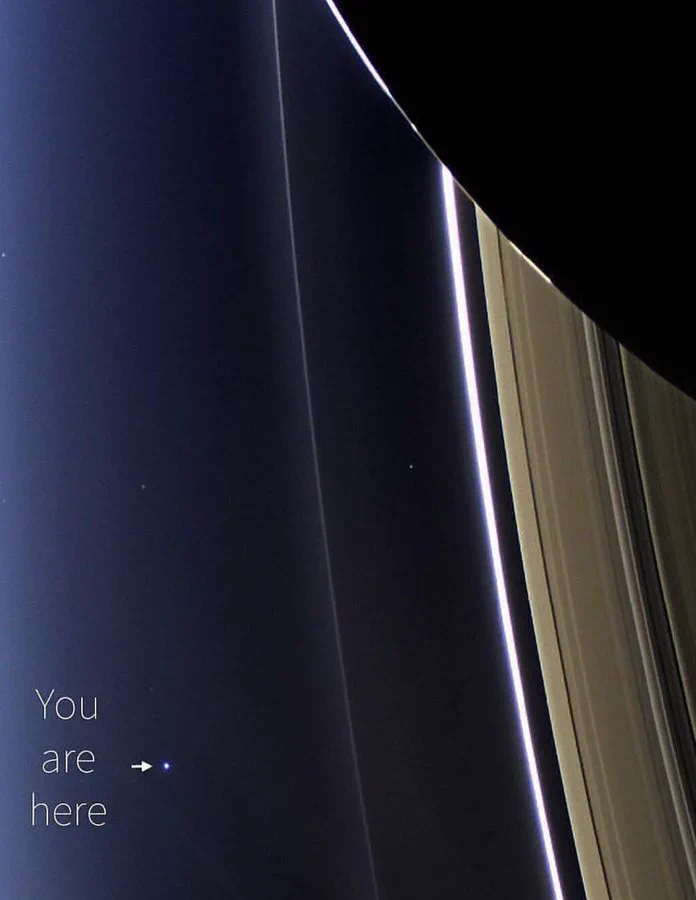 NASA'nın Cassini uzay aracı tarafından çekilen Dünya ve Satürn.
