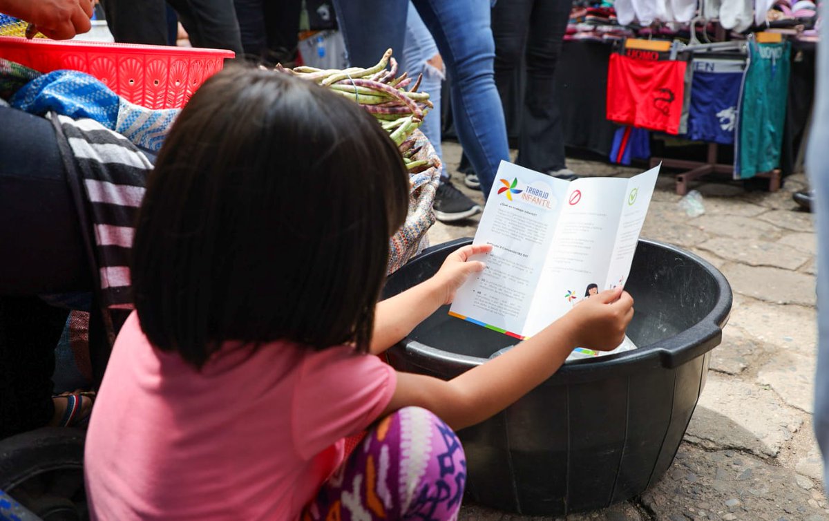 MINTRABAJOGuate's tweet photo. El #Mintrab a través de la Unidad de Protección de la Adolescencia Trabajadora (UPAT), llevó a cabo una nueva jornada de sensibilización y divulgación sobre la prevención del trabajo infantil, esta vez en el Mercado Central y principales calles del municipio de Zacapa. https://t.co/J6lvy7MWYX
