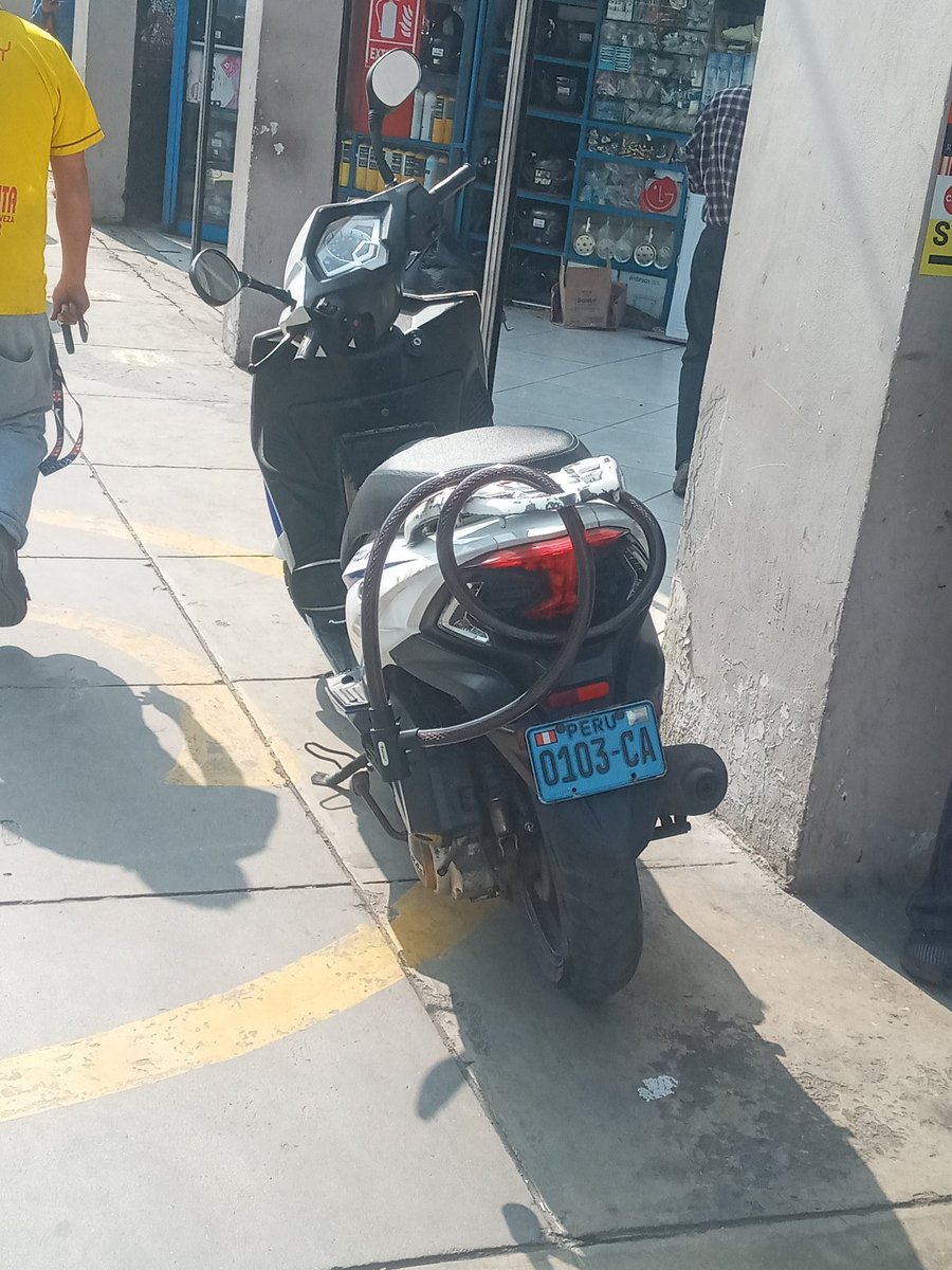 pink13pah's tweet photo. Una motocicleta estacionada en plena vereda de la Av. Nicolás de Piérola cda.17 impidiendo el paso de los peatones. Y la Policía?  Ayúdenme a retwittear. https://t.co/mIxUp7LNIZ