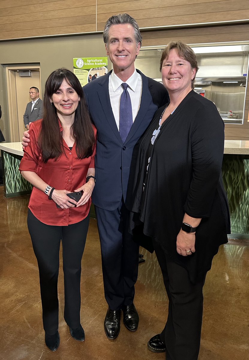 Yesterday, @CAgovernor signed an executive order intended to remove barriers to career education. We appreciate his continued commitment to @CalCommColleges & Chancellor @sonyachristian 's recognition of the important role faculty play in achieving the state’s workforce goals