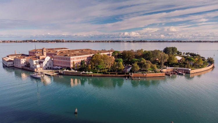 Italy's Only Private Island Resort luxurytravelmagazine.com/news-articles/…