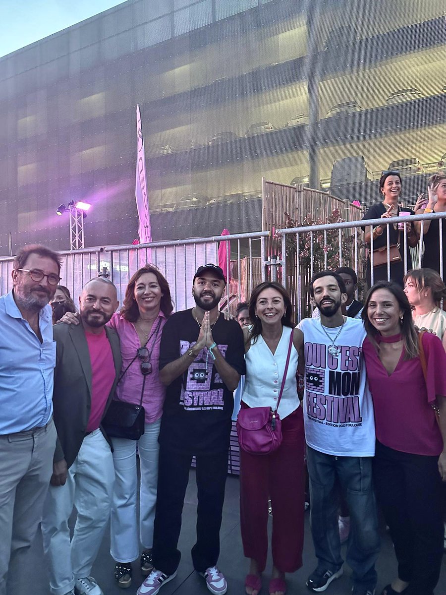CaroleDelga's tweet photo. Deuxième édition du Rose Festival en @Occitanie ! 
Une équipe en or ! Rose forcément 😉

Merci @Flo_et_Oli de faire rayonner #Toulouse et l’Occitanie ! 🩷 https://t.co/19GiotP7vN
