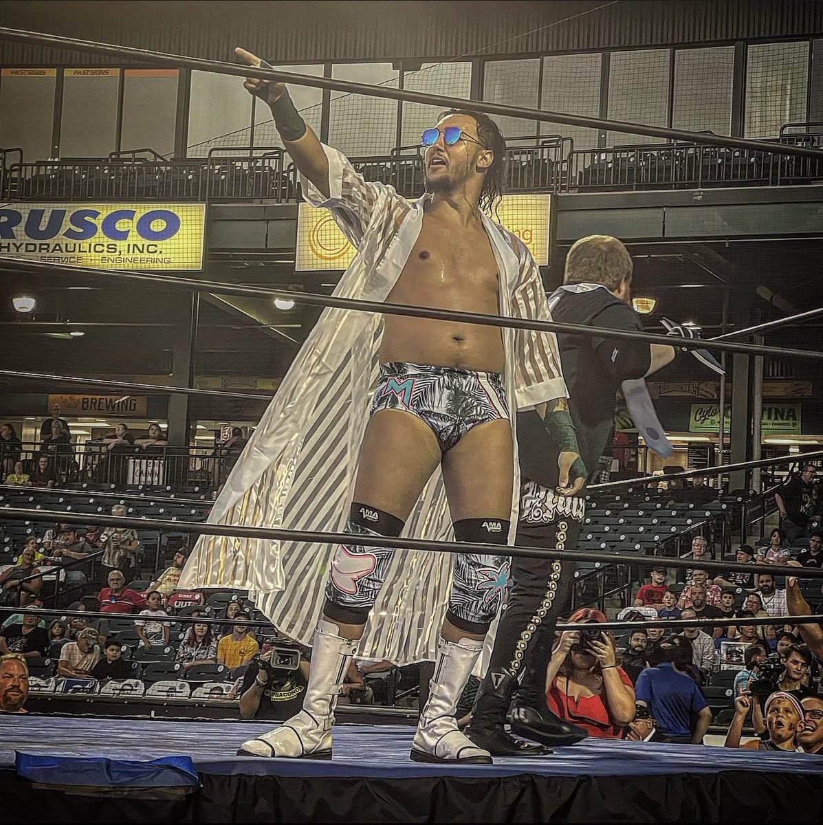 W00DZ's tweet photo. Amazing show at #ClipperMagazineStadium! @3Legacies Wrestling delivered a π₯ show, start to finish !!! πΉ #RedRoseRumble πΉ https://t.co/fq9G5lGwIM