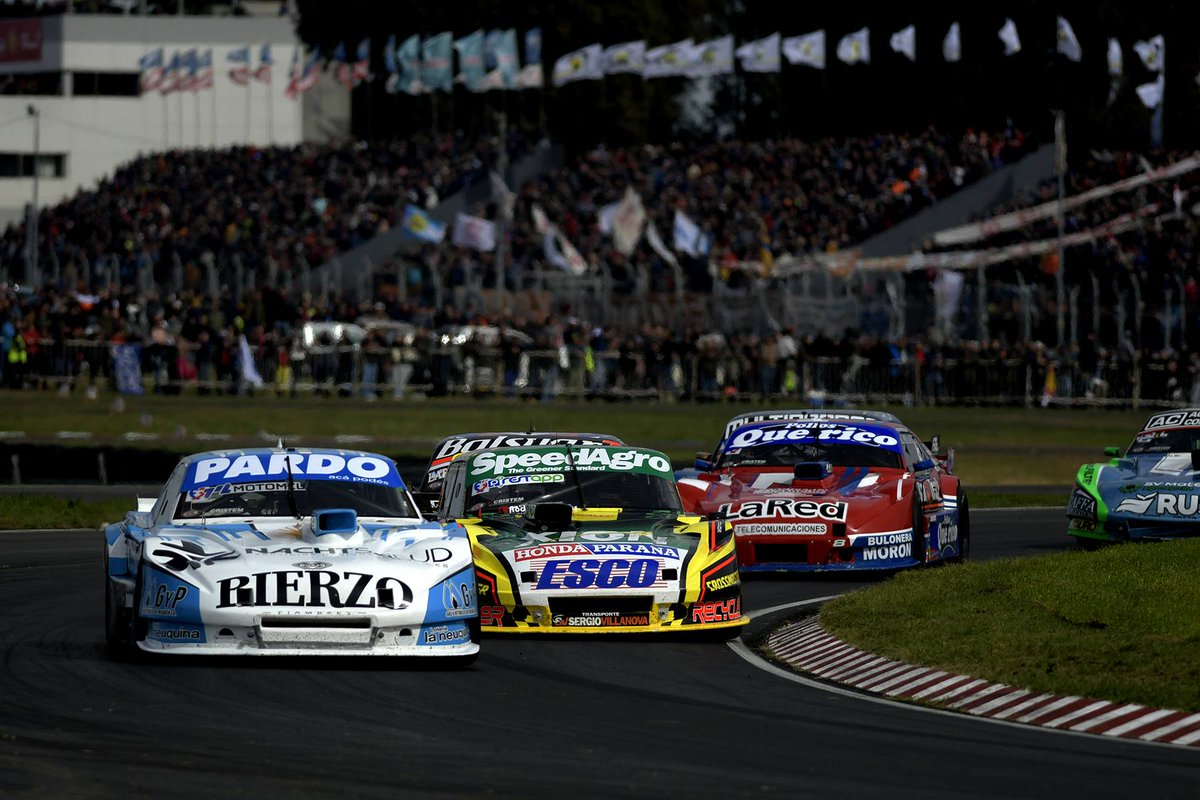 Dia increible, mas allá de la victoria, el marco de publico hoy en el Galvez fue realmente una locura. Gracias a todos los hinchas del automovilismo que lo hacen tan grande. Me guardo este fin de semana en el corazon ❤️