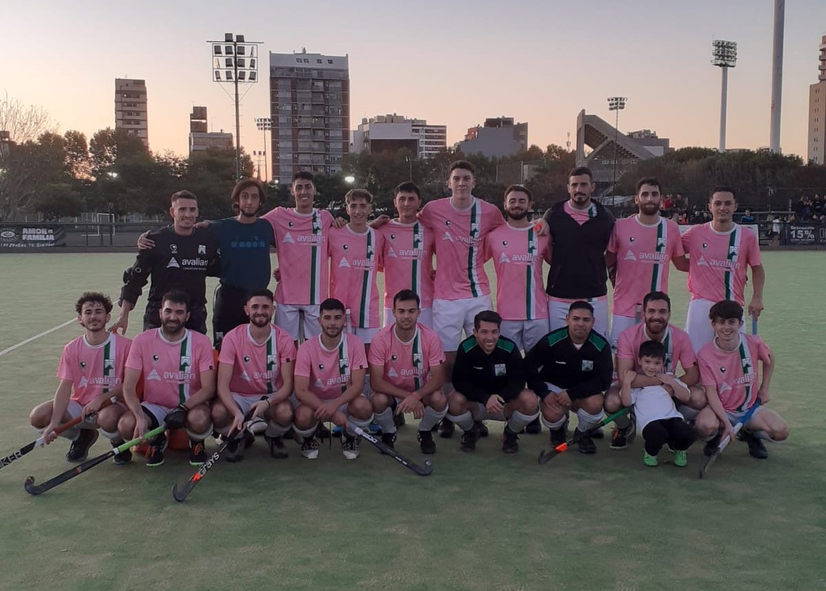 ferrocarriloest's tweet photo. #HockeyMasculino 🏑 Resultados 2° Fecha
1° "B", Rueda Campeonato
#QuilmesHighSchool 2 vs. #Ferro 2 (Tobías Desiata y Manuel Vázquez) (📷)
1° "C" Zona "1", Torneo Clausura
#Ferro "B" 1 (Pablo Cánova) vs. #EFILobos 0 https://t.co/X67w5iymm0