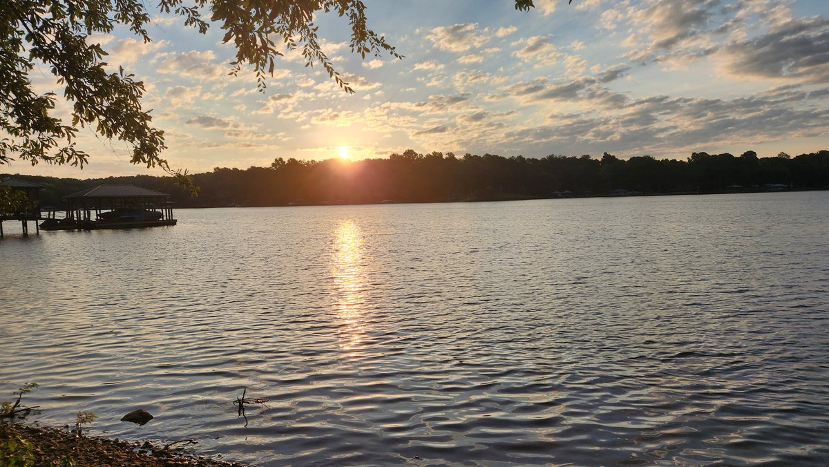 ForwardOnPlants's tweet image. While I was down by Lake Norman for the weekend, I went for an 8-mile run, and grabbed a #geocache along the way. Totally forgot that it was #internationalgeocachingday! Got the souvenir. #geocaching