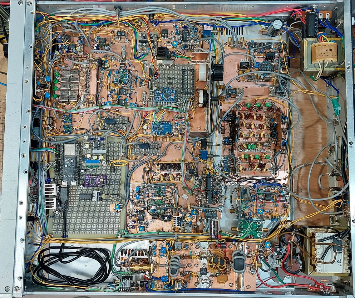 Jr1Pwz's tweet photo. ESP32 SD-TRX 55   このネタは久々。一応、TRX本体はカバーをかけてLPFユニット(本体上部)とともに棚に仮設置してみた。レタリングも終わり、最終形に近付いた。若干の気になる事項もあるが、ま、そのうち対処するでしょ🧐 https://t.co/Tnc5TDhzVJ
