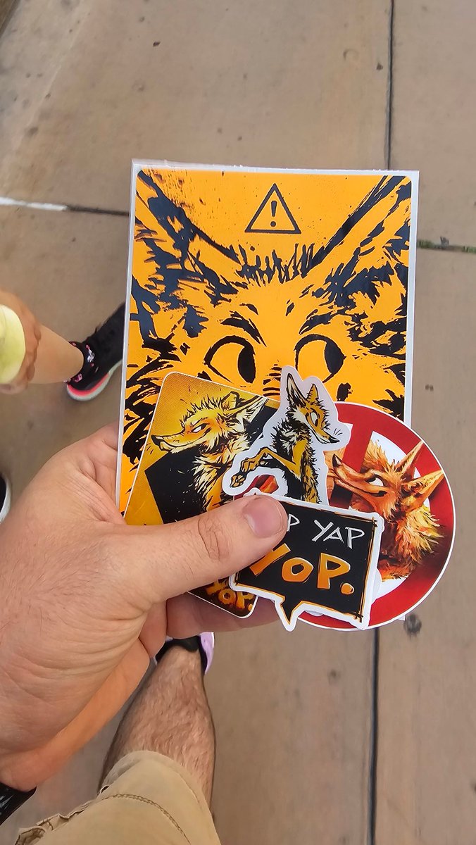 PupSalem1's tweet photo. Had to go over to @animalartcrimes market and pick up some amazing stickers! #yipyapyop https://t.co/SILYdU7ujN