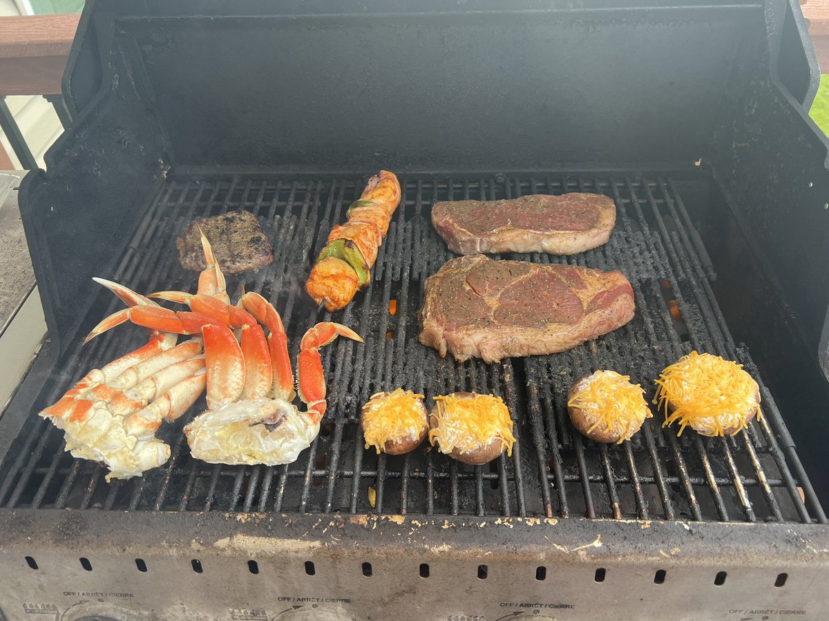 cyozzie's tweet photo. Nice little pre-birthday dinner. #fatkidprobs https://t.co/Ii0qlhCK5I