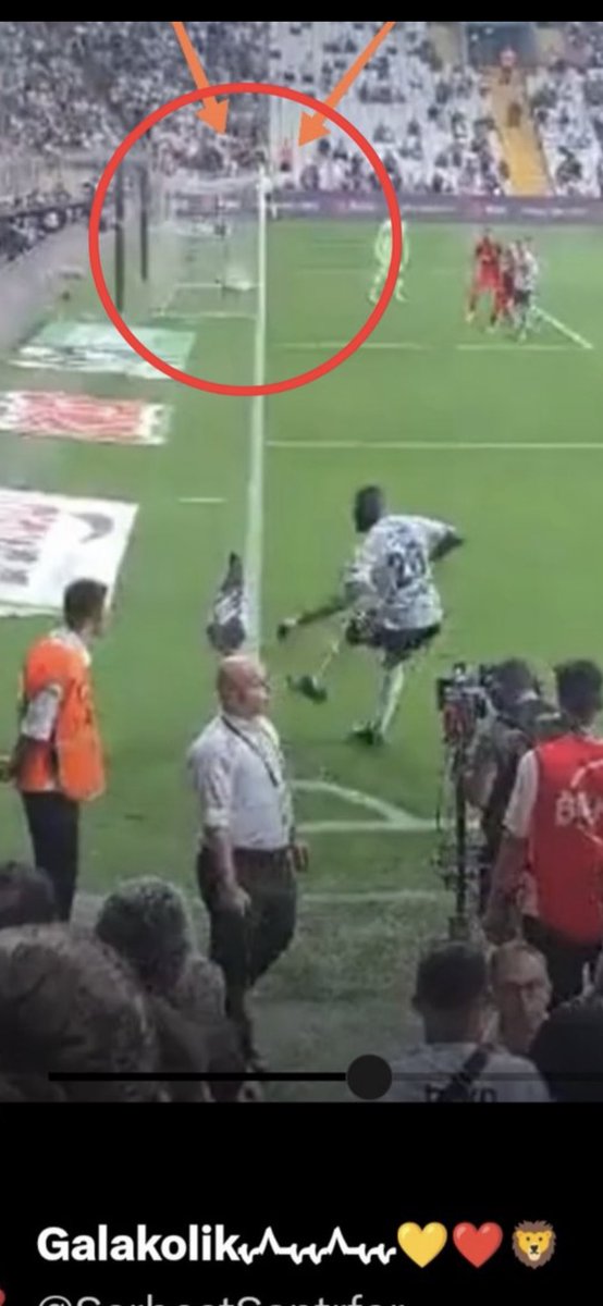 baros2322's tweet photo. @Besiktas Montajlı videoları paylaşmaya utanmıyor musunuz? Kalecinin sağ ayağına ve yan hakemin önünde yerde bulunan reklam panosuna dikkatle bakın… #montaj #beşiktaş #pendikspor #hakem  #dışardan https://t.co/rsWSpkjUPe