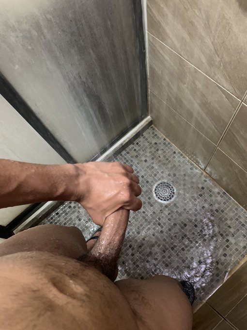 Want to taste my cock? 🤭 Quieres saborearla? https://t.co/0JU0M23XGH