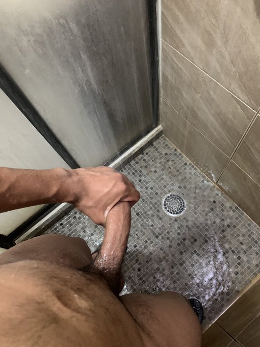 Want to taste my cock? 🤭 Quieres saborearla? https://t.co/0JU0M23XGH