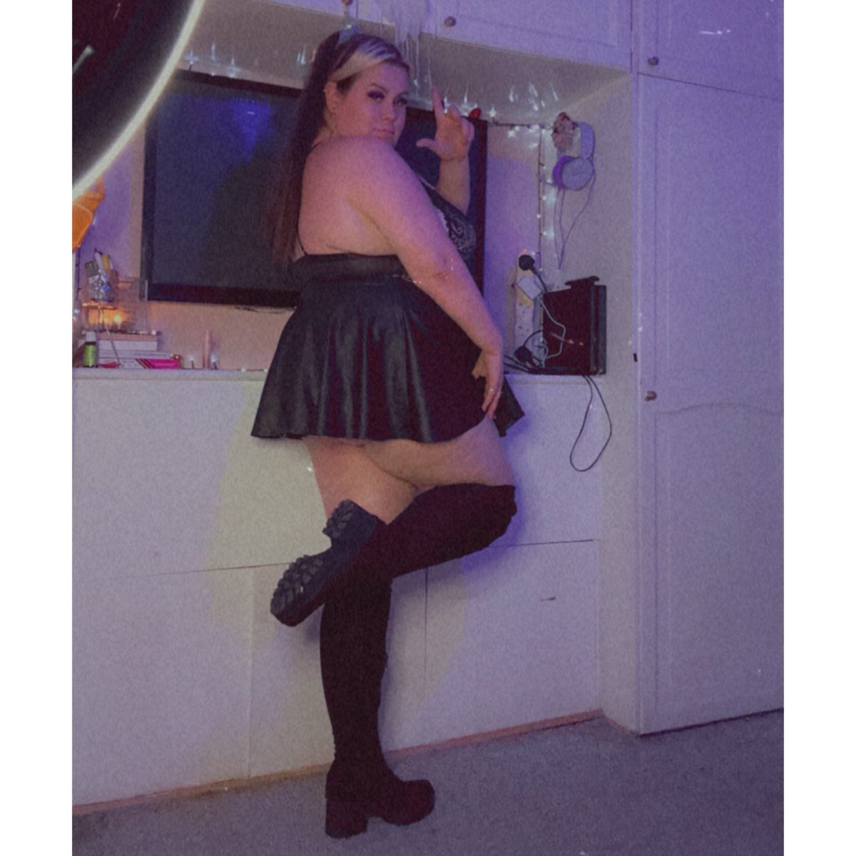 QueenLibertyx's tweet photo. PVC skirt, Knee High Boots, Thick Thighs and a BIG middle finger.

Oh how you would BEG for me to trample on you.

Do you think I’ve got panties on? 🤭 https://t.co/sAnVGjtPAF