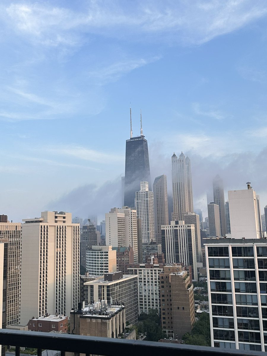 MikeyQuidort's tweet photo. Downtown Chicago - smoke or clouds? https://t.co/sf3D9R8loe