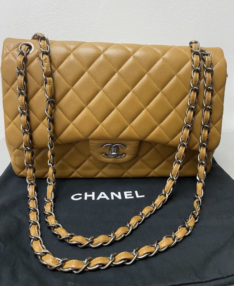 EcoRingPhilipp1's tweet photo. CHANEL
Lamb skin Doble Flap Matelasse30
silver Metal fittings
Brown color
size:W30×H20×D9.5

condition:B
#chanel
#luxury
#bag
#secondhand
#luxuryitems https://t.co/nb7VUcB1P1