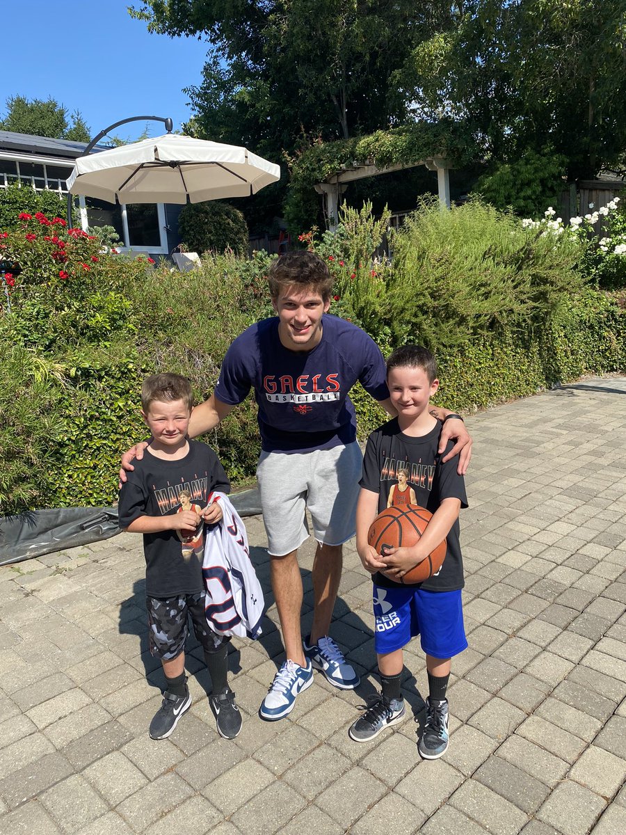 _1ck77's tweet photo. Kids had a fun day shooting hoops with Aidan Mahaney. Amazing role model and so great with the boys. https://t.co/9uDfJgTajL