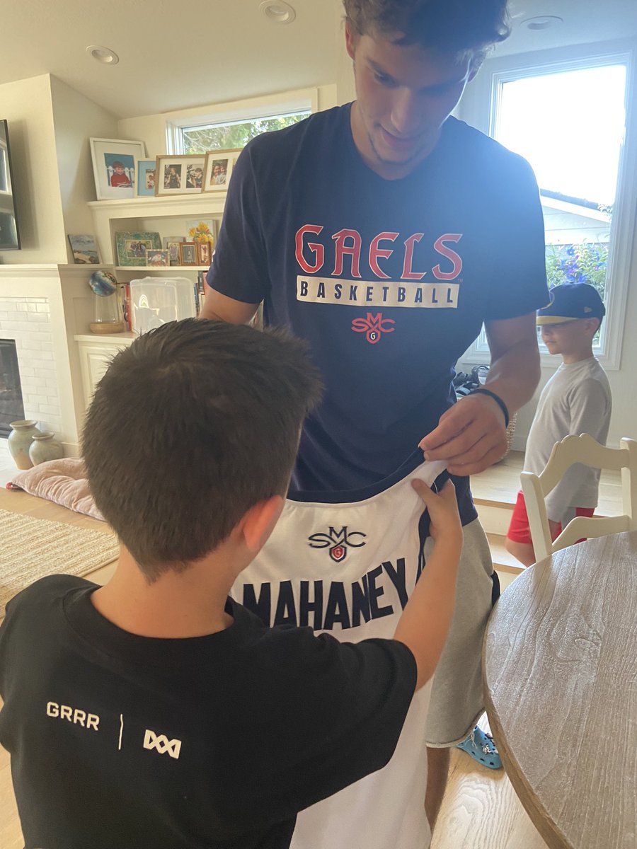 _1ck77's tweet photo. Kids had a fun day shooting hoops with Aidan Mahaney. Amazing role model and so great with the boys. https://t.co/9uDfJgTajL