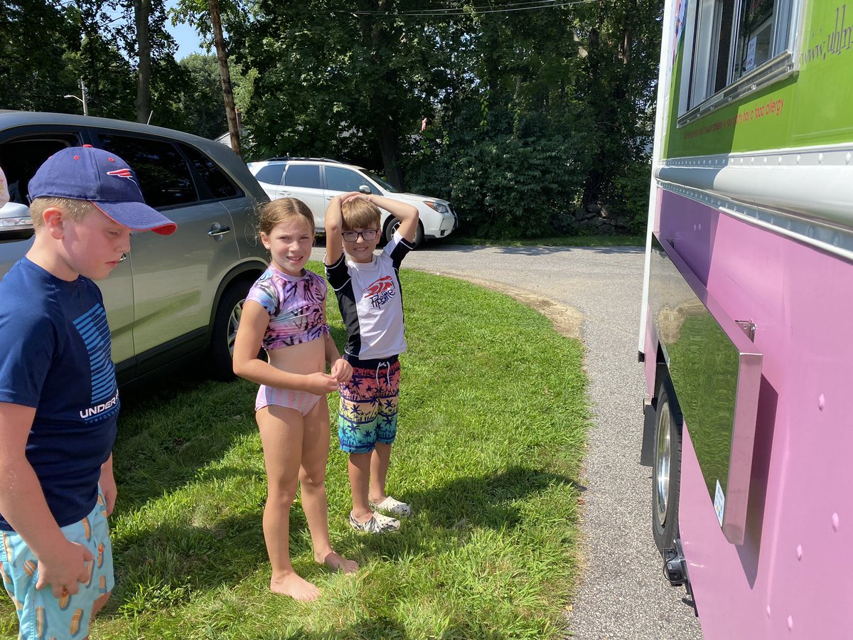 PrincipalGarden's tweet photo. So cool to have an ice cream truck parked in our driveway for my son’s birthday! #yum #extrascoops @UhlmansIceCream #lastdaysofsummer https://t.co/kJwM21aTra