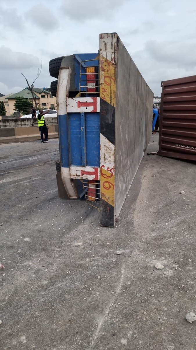 TalkerHolick's tweet image. A container-laden trailer has rolled over on Otedola br¡dg£ in Lagos