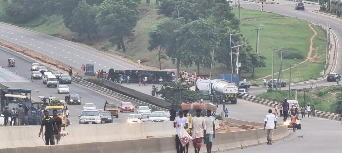 TalkerHolick's tweet image. A container-laden trailer has rolled over on Otedola br¡dg£ in Lagos