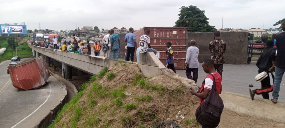 TalkerHolick's tweet image. A container-laden trailer has rolled over on Otedola br¡dg£ in Lagos