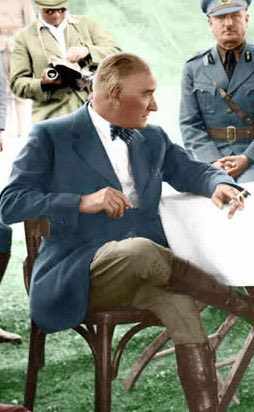 Marifet çizmeyi giymek değil, hainlerin üzerini çizmeyi bilmektedir. Yaşa Mustafa Kemal Atatürk yaşa !