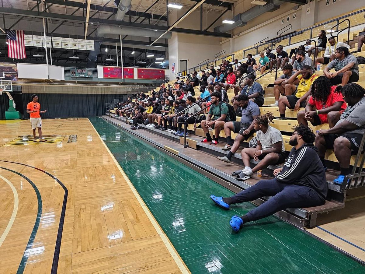 F_Huggins80's tweet photo. #FellowshipofChristianAthletes Awesome Sunday morning with #KSUFootballFCA Felton Huggins Jr.  Thank you Keith S. Hackett II For bringing a Profound Devotional!!! Central Kentucky FCA 🙏🏾

#BredDifferent #CloseTheGAP #LetsRide🟢🟡🐎 https://t.co/0ag4ZyA2d5
