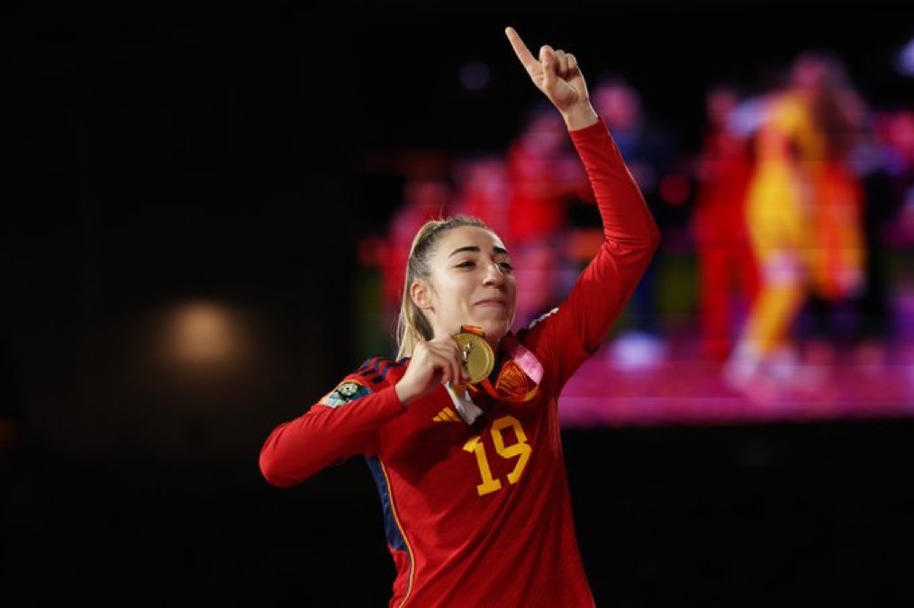 Castiillo_Rm's tweet photo. Si ya estoy destrozado con lo del padre de Olga no me quiero imaginar ella.

Su padre había fallecido justo antes de la final y ella se ha enterado al acabarla, que injusta es la vida. Mucho ánimo Olga, eres muy grande. Tu padre estará orgulloso de lo que has hecho por este país. https://t.co/tW4cJcpD89