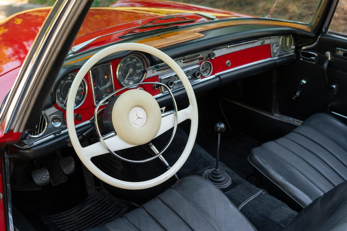 UltimativCars's tweet photo. #QuailAuction2023

The #MercedesBenz #SL #Pagoda/#W113 (1963-71) was made in 48,902 units:
230 SL (19.831), 250 SL (5.186), 280 SL (23.885).

Deliv. in 178 Medium Grey met., this now RED 1967 #250SL #California-#coupé (#USspecs) w/ #hardtop was est. at $60-80k &amp; sold at $53,760. https://t.co/dXv6zXFHZH