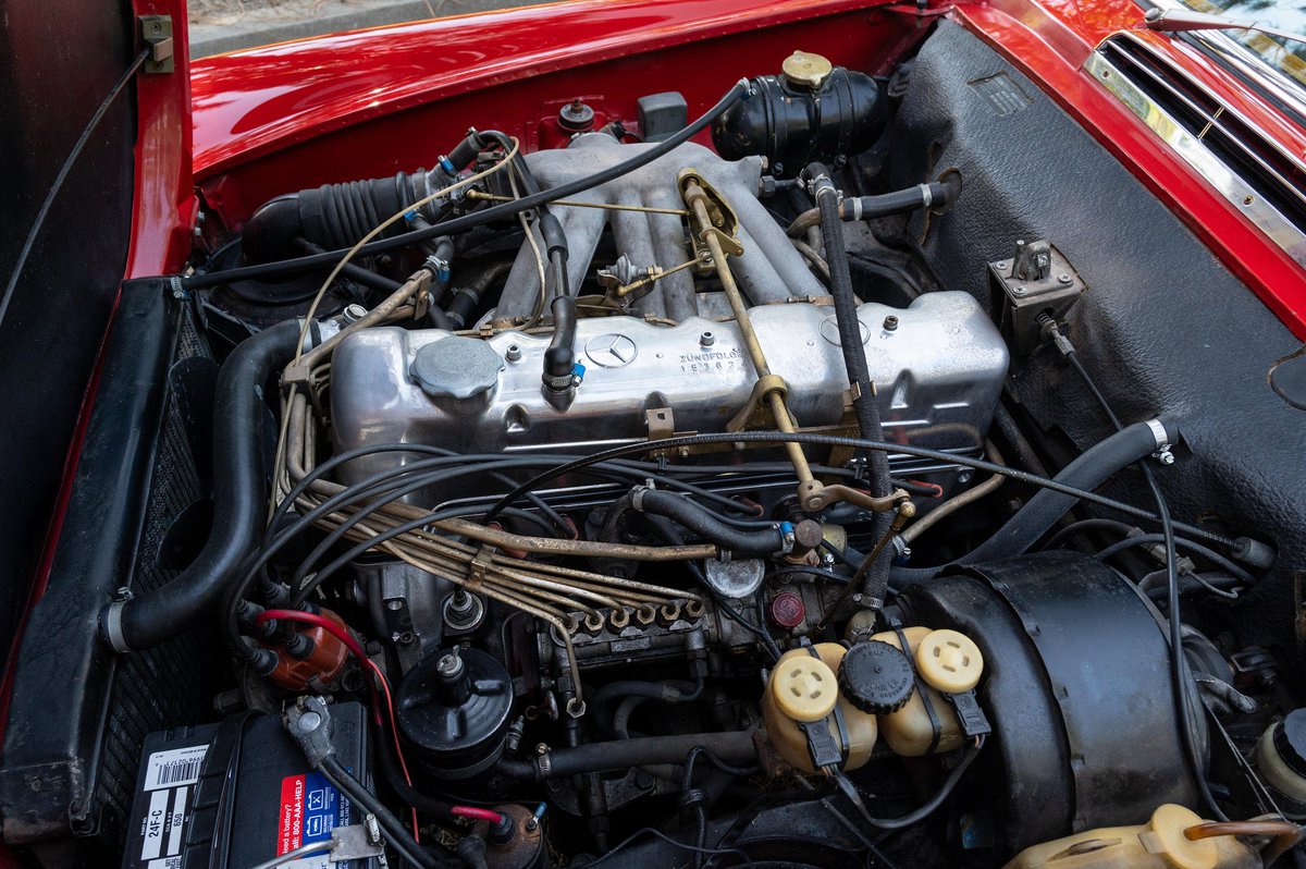 UltimativCars's tweet photo. #QuailAuction2023

The #MercedesBenz #SL #Pagoda/#W113 (1963-71) was made in 48,902 units:
230 SL (19.831), 250 SL (5.186), 280 SL (23.885).

Deliv. in 178 Medium Grey met., this now RED 1967 #250SL #California-#coupé (#USspecs) w/ #hardtop was est. at $60-80k &amp; sold at $53,760. https://t.co/dXv6zXFHZH