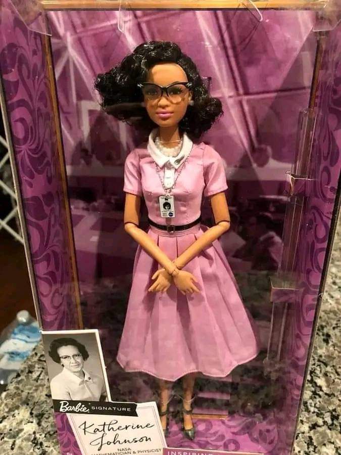 InformaCosmos's tweet photo. Muñeca Barbie de Katherine Johnson, la científica y genio matemático que ayudó a la humanidad  ir al espacio y luego pisar la Luna. https://t.co/gzWwpMSbpa