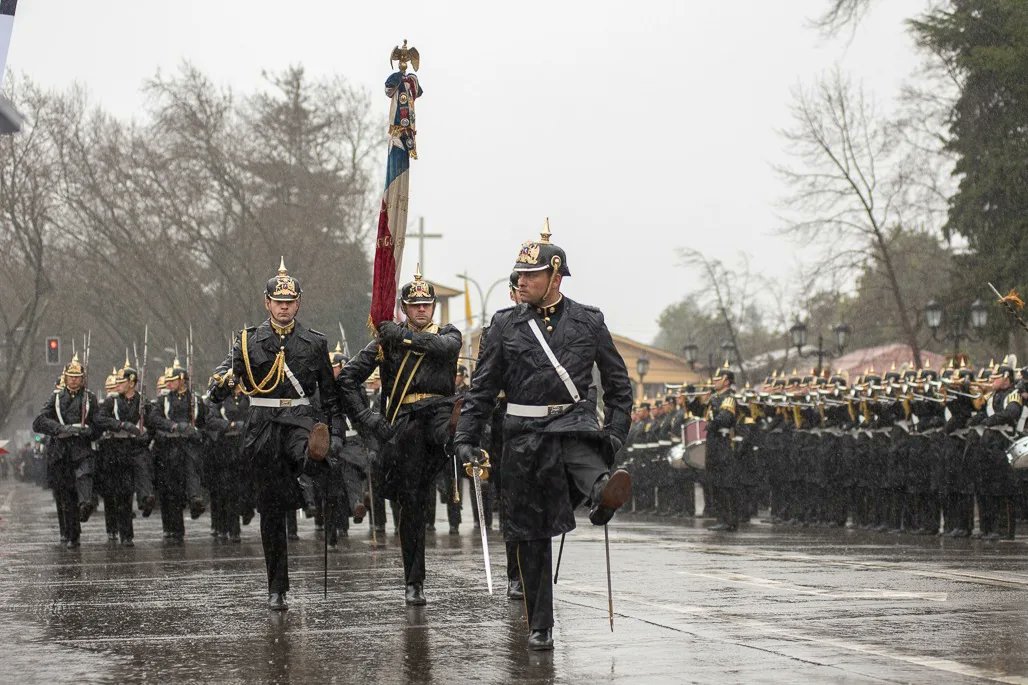 EscMil_Chile's tweet image. 🎖️Hoy, en una ceremonia cívico-militar, conmemoramos en #ChillánViejo el 245° aniversario del natalicio de nuestro patronímico y fundador, Libertador General Bernardo O&apos;Higgins Riquelme. 🇨🇱

#EscuelaMilitar
#Chillán 
#Ejército
#EjércitodeChile
#PadreDeLaPatria