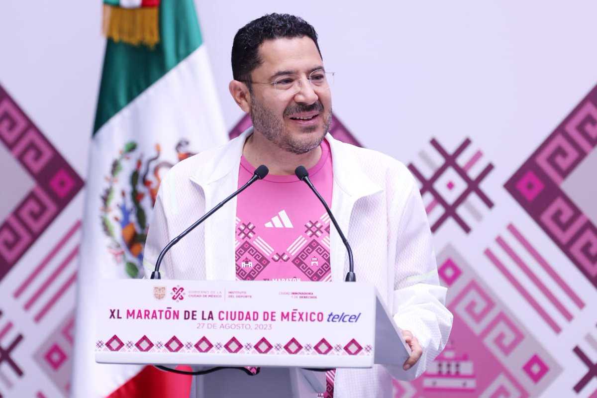 martibatres's tweet photo. ¡Maratón de la Ciudad de México, felicidades por tus primeros 40 años!

Hoy presentamos con @RicardoRuizSua2 @Javier_Hidalgo, @andreslajous, @NathalieDesplas, @OfeliaAngulo_, Jesús Esteva, @Adrianac_CDMX, @SSC_CDMX, la playera, medalla y el Operativo de Tránsito, Movilidad y Seguridad para dar garantía a los 30 mil corredores de la capital, el país y otras ciudades del mundo que participarán.

El Maratón es una expresión deportiva máxima, emblema de salud, de alegría, cultura urbana, espectáculo, atracción del turismo, pero sobre todo el mayor símbolo de proeza física y resistencia. 

Invitamos a las y los capitalinos a que salgan a rodear de solidaridad, apoyo y entusiasmo a los valientes corredores y corredoras.